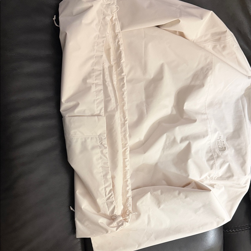 The North Face Women's dryvent Jacket in Cream - Picture 6 of 9